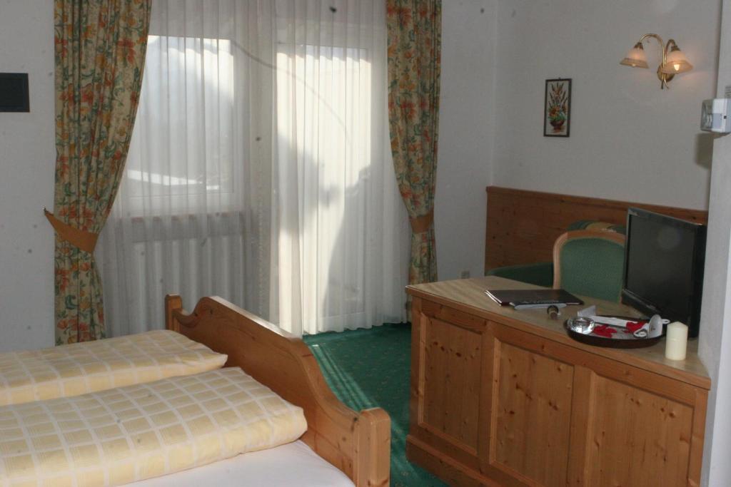 Hotel Amaten Brunico Habitación foto